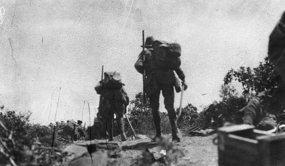 Australian troops advancing across Plugge’s Plateau, 25 April 1915. 